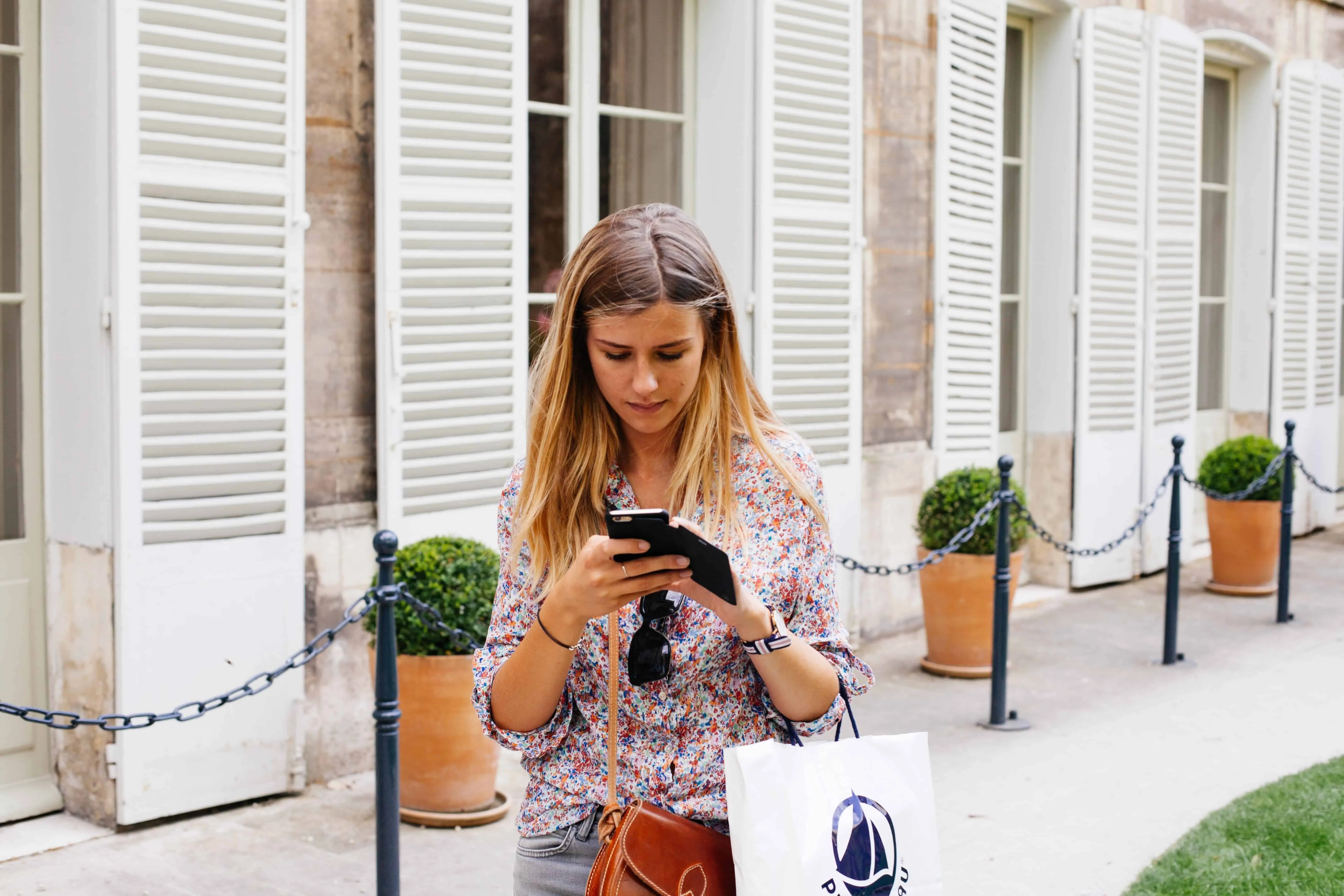 woman-shopping-on-smartphone