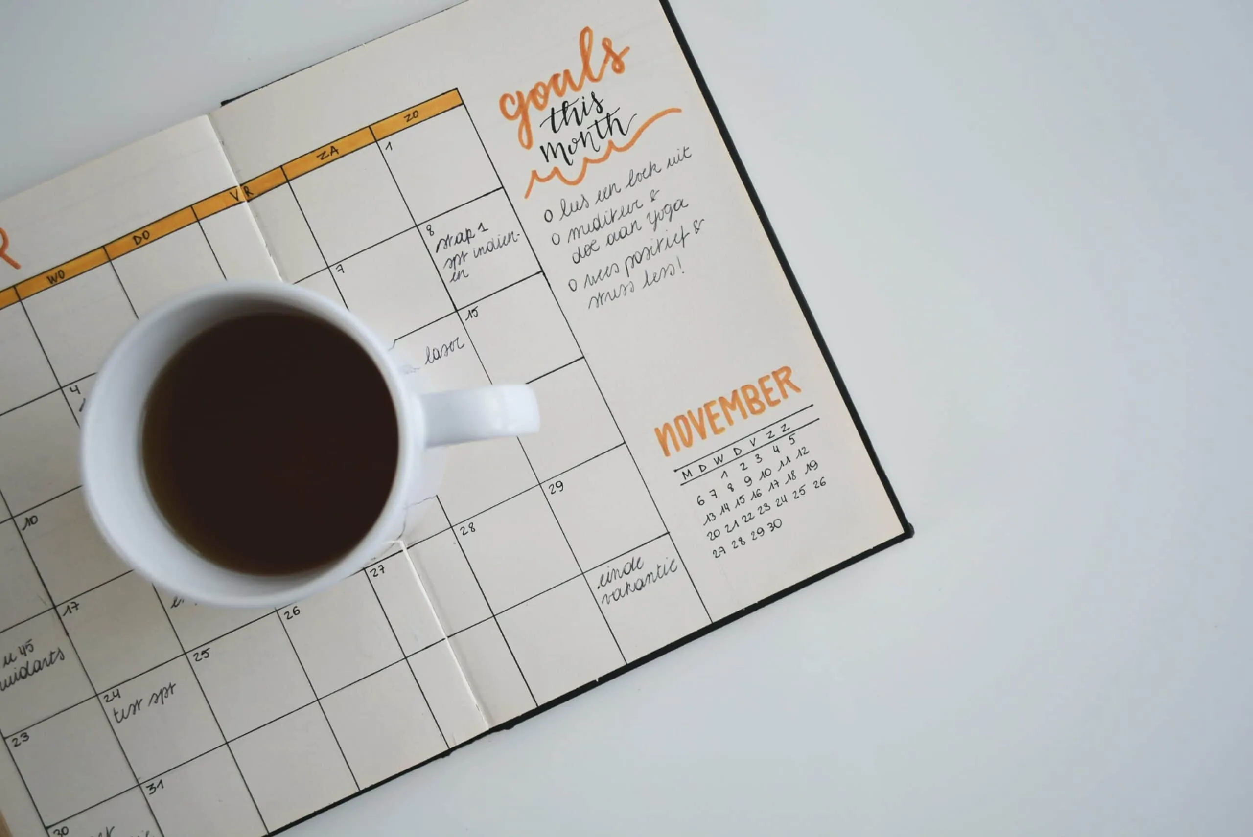 calendário sob a caneca de café